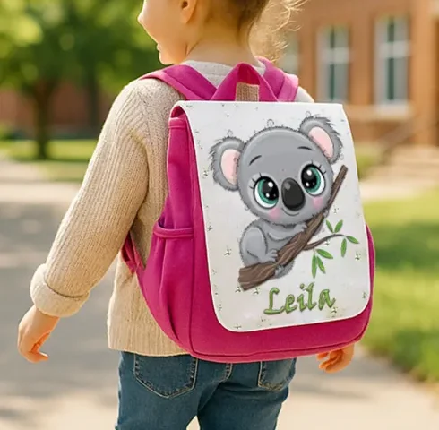 Une petite fille avec un joli sac à dos personnalisé pour la rentrée des classes